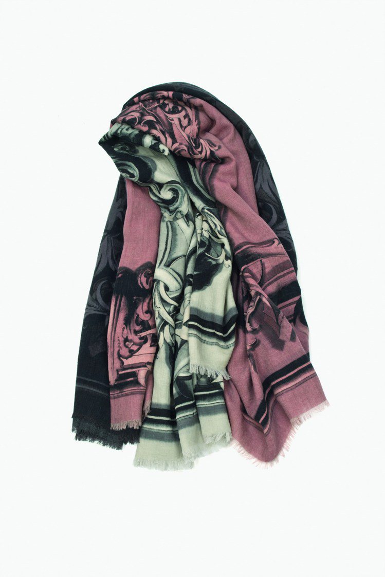 LOEWE 巴洛克印花圍巾、29,000元。圖／LOEWE提供