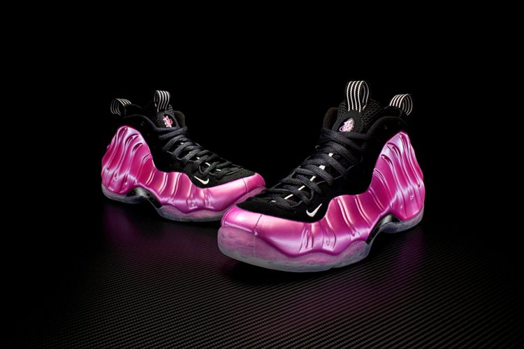 Nike Foamposite One男鞋耍騷包，以珍珠粉色調打造鞋身。圖／Nike提供