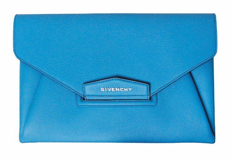 GIVENCHY的Antigona藍色信封手拿包用亮色調迎春。圖／GIVENCHY提供