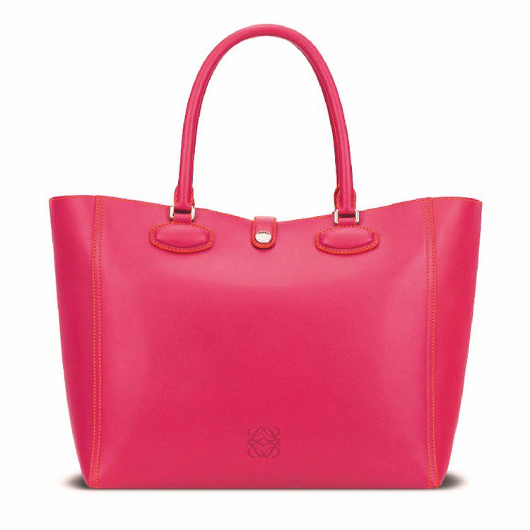 早春新款Leo手提袋，看來年輕時髦、桃紅款，45,000元。圖／LOEWE提供