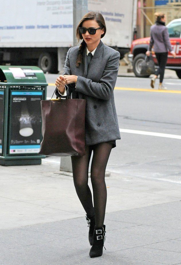 米蘭達灰色西裝外套+黑色短褲+短踝靴。圖／she.com Taiwan提供