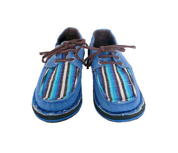 soleRebels透過紅、藍、黃等線條在鞋身勾勒出非洲風情的意象。圖／soleRebels提供