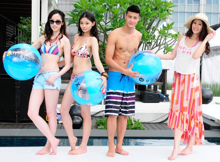 休閒服飾品牌QUIKSILVER&ROXY昨天舉行2013春夏新品發表會，模特兒展示充滿仲夏氣息的泳裝。記者王騰毅／攝影