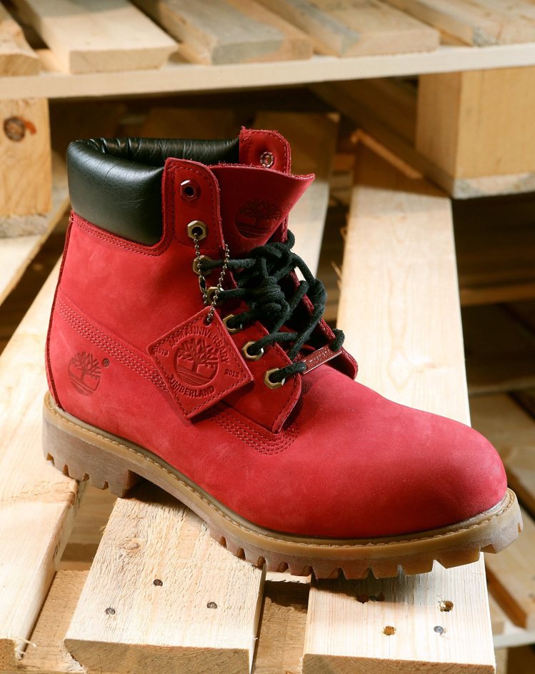 Timberland 40周年紅寶石六吋靴 NTD$ ,900。圖／Timberland 提供