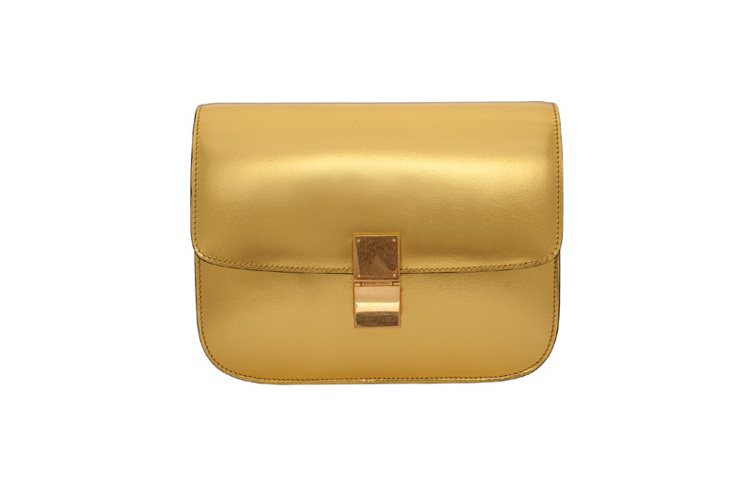 CELINE Classic亮金色小牛皮側背包，140,000元。圖／CELINE提供