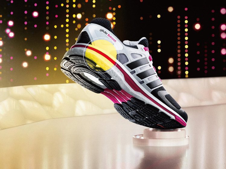 adidas推出「Supernova Glide Boost」氣囊跑鞋，強打避震、能量循環。圖／adidas提供