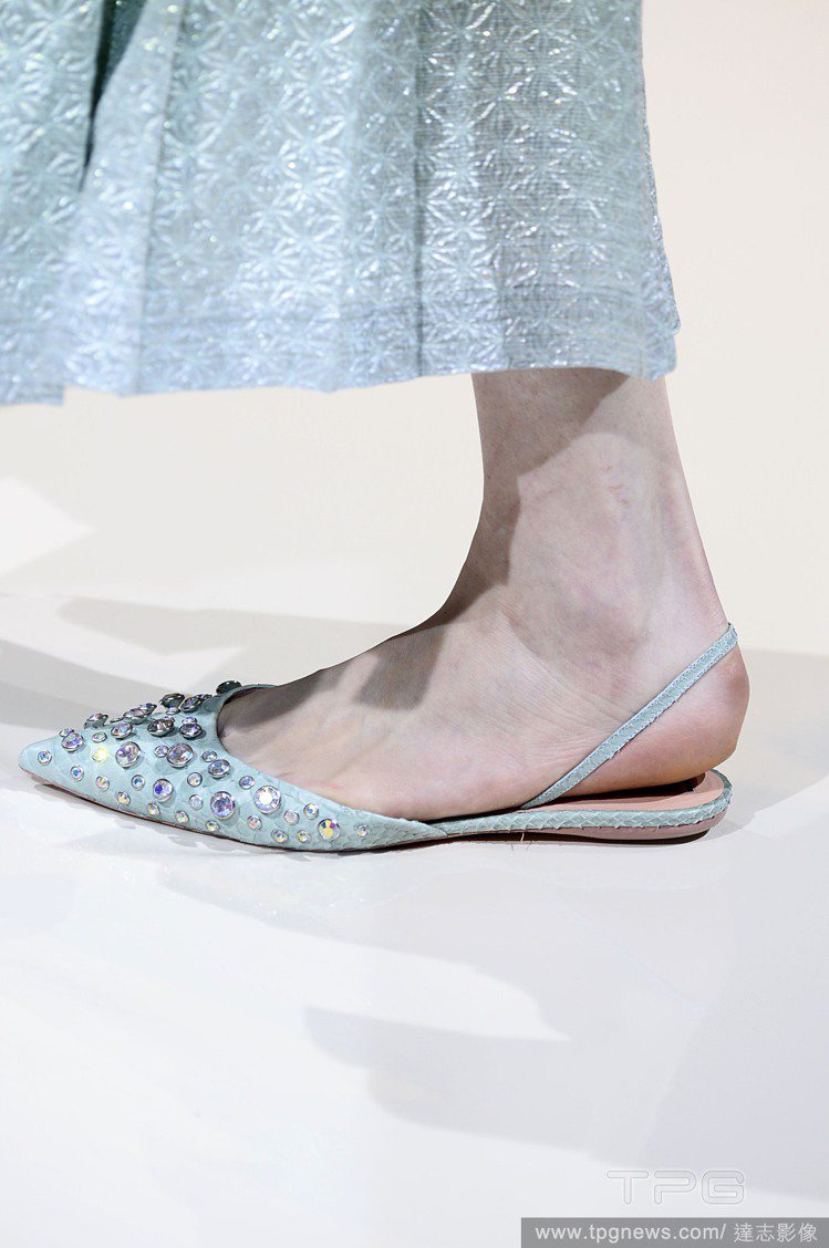 Rochas 用水晶裝飾尖頭鞋面，更添夢幻氣息。圖／達志影像