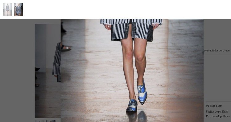 華裔設計師 Peter Som 則是將彩色線條刷在鞋面上，讓套裝造型看起來更加繽紛熱鬧。圖／擷取自yst.com
