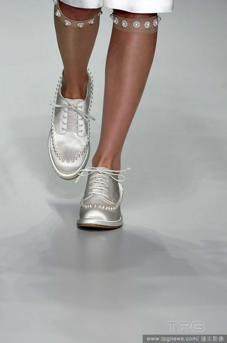 Simone Rocha 把珍珠加在中性風格的鞋款上，奢華浪漫。圖／達志影像