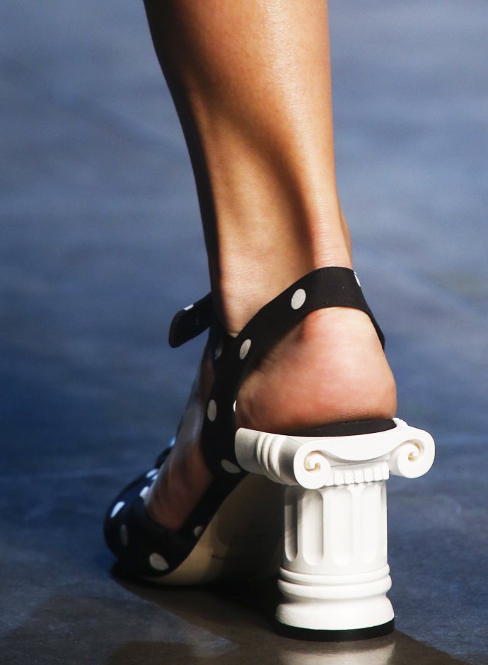 Dolce & Gabbana 把宮廷風柱子當成鞋跟，宛如精緻藝術品。圖／擷取自fast.swide.com