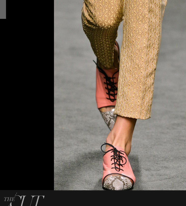 Massimo Rebecchi 以柔和飽滿的色調搭配動物紋，不論是充滿女人味的高跟鞋或學院風的包鞋都注入了活潑氣息，而透視設計也是這雙鞋的一大亮點。圖／擷取自nymag.com