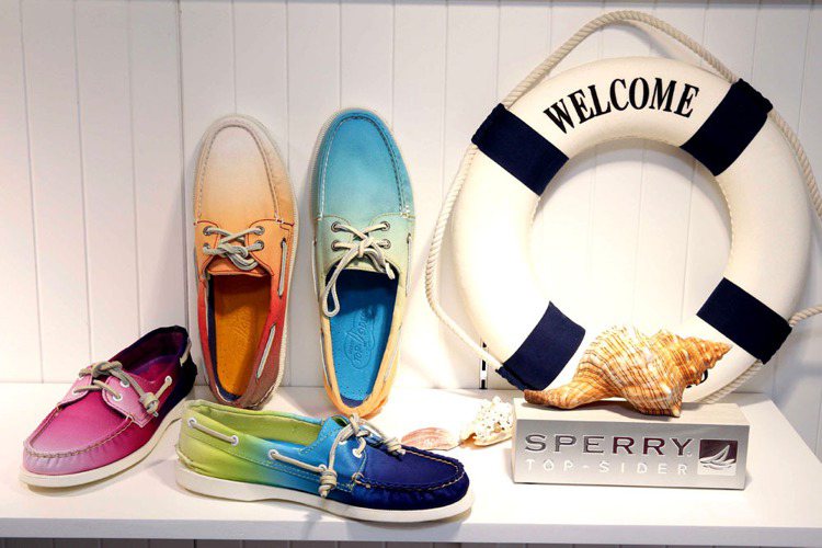 Sperry Top-Sider春夏新品，展現南加州陽光與沙灘交織繽紛熱力。圖／Sperry Top-Sider提供