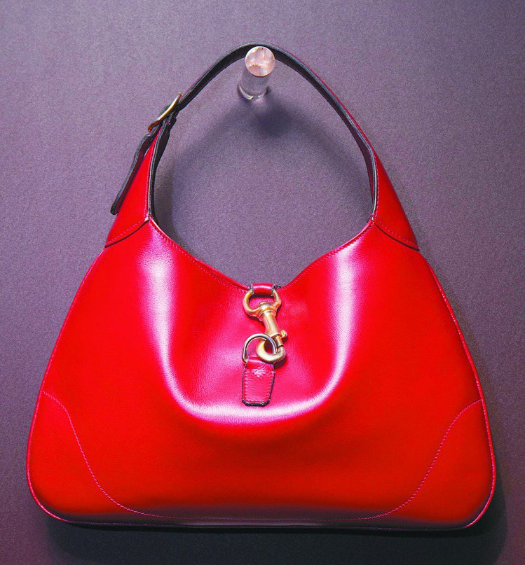 1958年以紅色皮革打造出有鉤鎖設計的Bouvier Bag，這款包也是賈姬包(Jackie Bag)的前身。圖／GUCCI提供