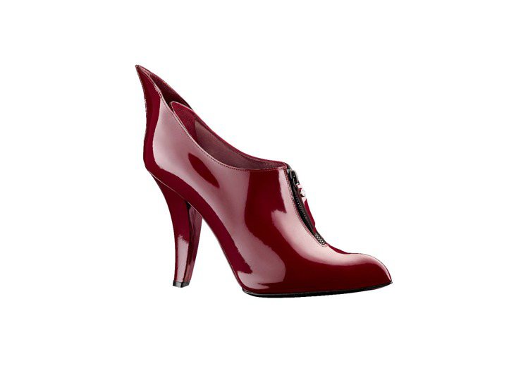 DIABOLIK紅色漆亮造型高跟鞋，43,700元。圖／LV提供