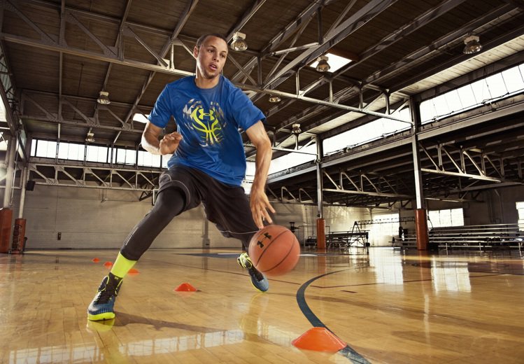 UNDER ARMOUR近期即將推出詢問度超高的「UA Clutch Fit Drive」籃球鞋款，並找來NBA神射手Stephen Curry代言。圖／GQ提供