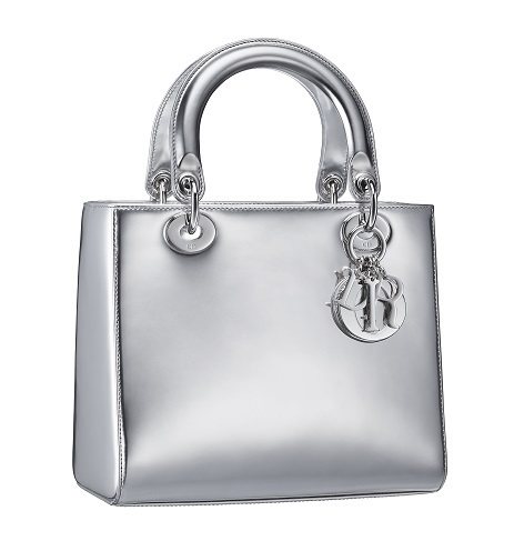 Dior的銀色鏡面Lady Dior包，145,000元。圖／Dior提供