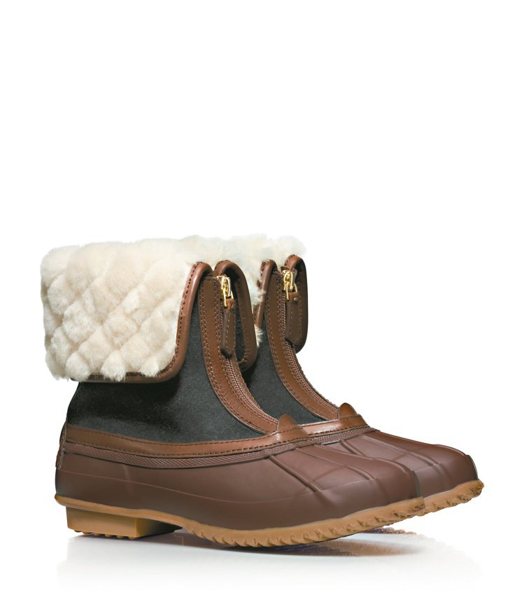 Tory Burch雪靴，19,480元 運用拉鍊、深褐色等中性元素，穿來毫不做作，輕鬆踏出紐約都會風情。圖／業者提供