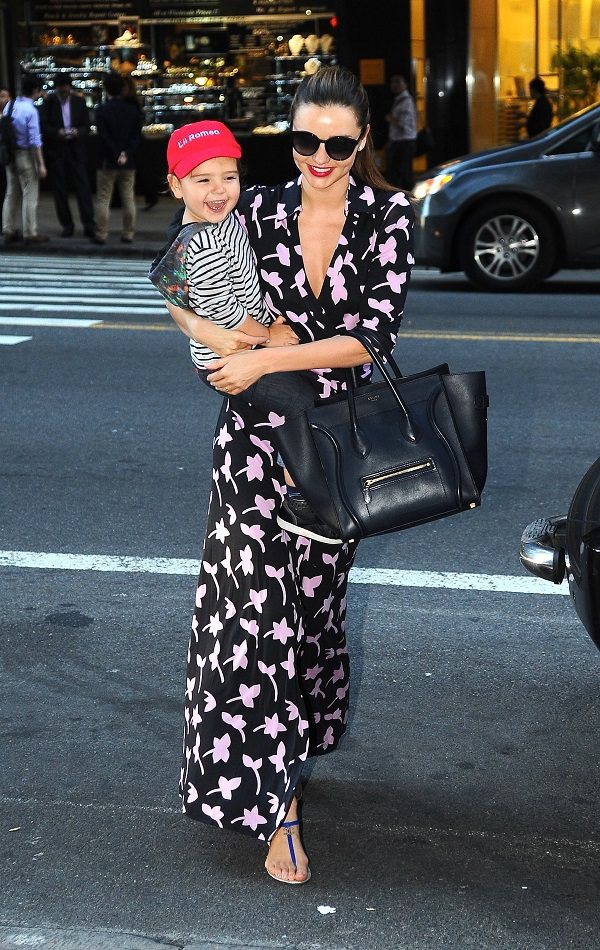 辣媽名模米蘭達寇兒抱著兒子和Luggage微笑包，共組成三個燦爛的微笑，105,000元。圖／Celine提供