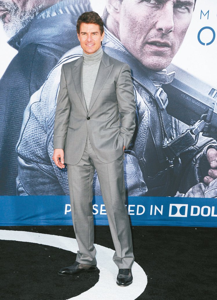 Tom Cruise出席「遺落戰境」在莫斯科的電影首映會，穿著黑色漆皮牛津鞋，讓灰色西裝跳出正式質感。圖／各業者提供