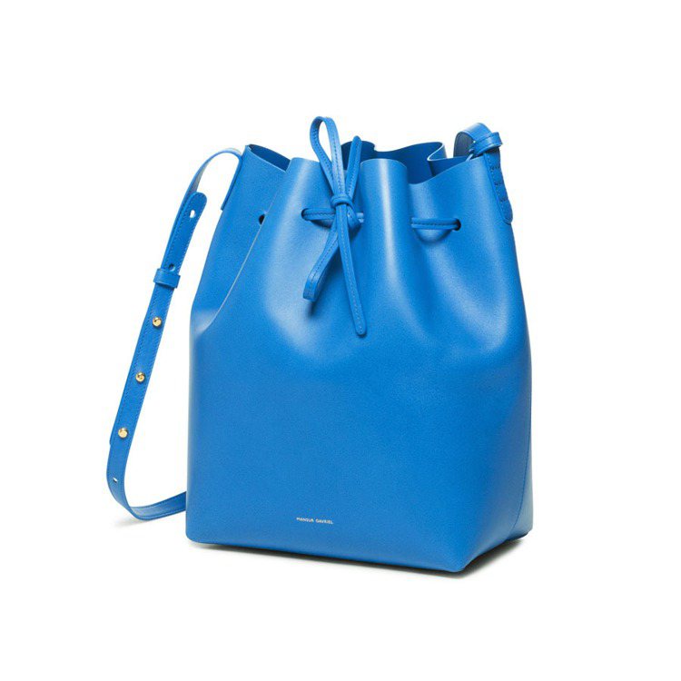 Mansur Gavriel藍色水桶包，31980元。圖／ARTIFACTS提供