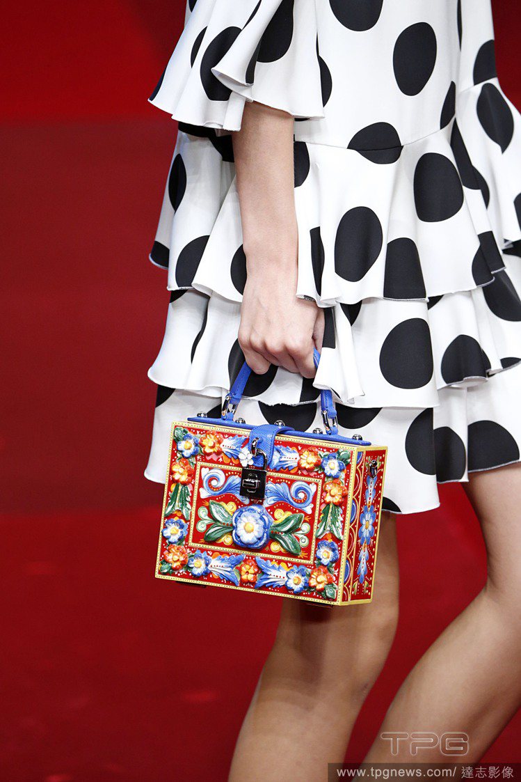 Dolce & Gabbana 則是保持一慣作風，將寶石亮片等組合成花朵樣式妝點硬殼包款。圖／達志影像