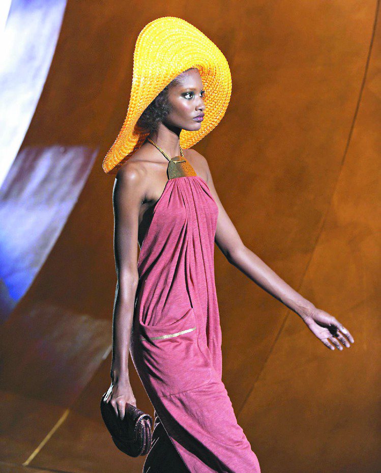 Marc Jacobs春夏的70年代風格，以寬邊草帽帶出令人印象深刻的復古look。圖／法新社