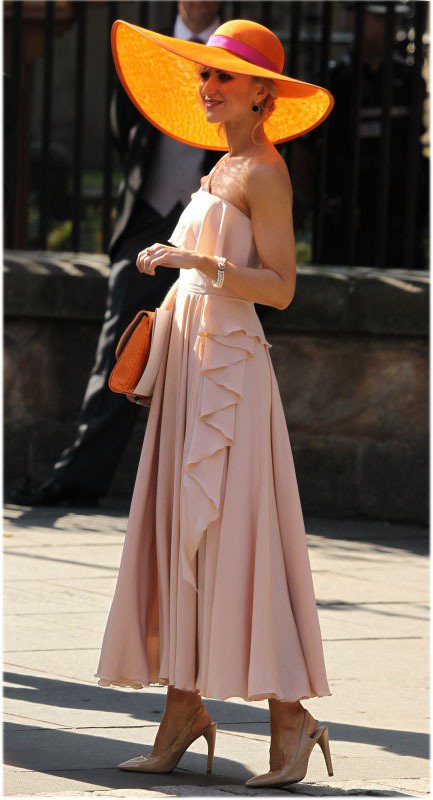 演員Katherine Kelly幾天前戴著大帽沿草帽出席英國薩拉公主婚禮。圖／達志影像