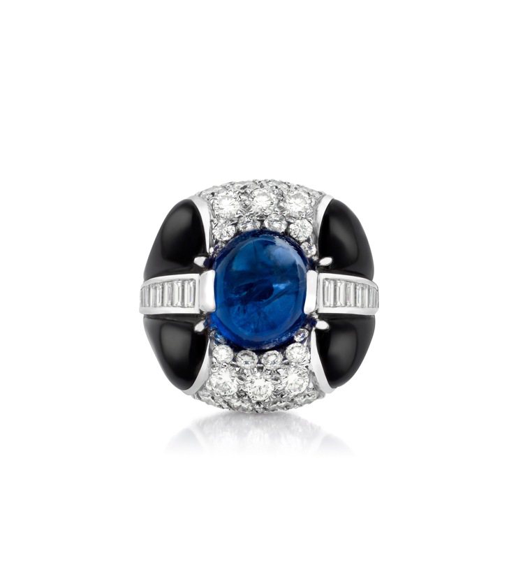 戲中溫莎公爵夫人出席舞會配戴的Victoire戒指，鑲嵌9克拉藍寶石及3克拉鑽石搭配黑色琺瑯。圖／Anna Hu提供