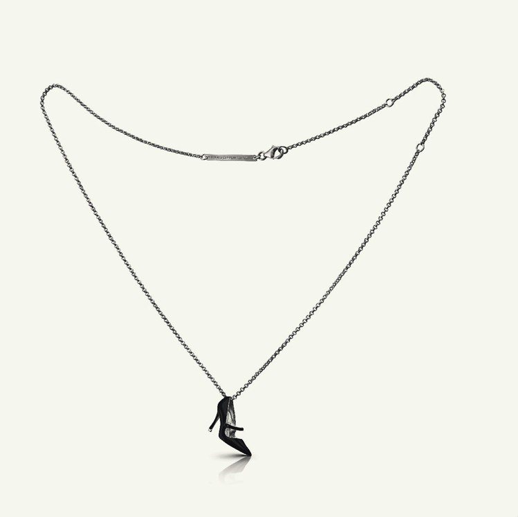 黑搪瓷純銀吊墜項鍊，定價6400元起。圖／TOUS提供