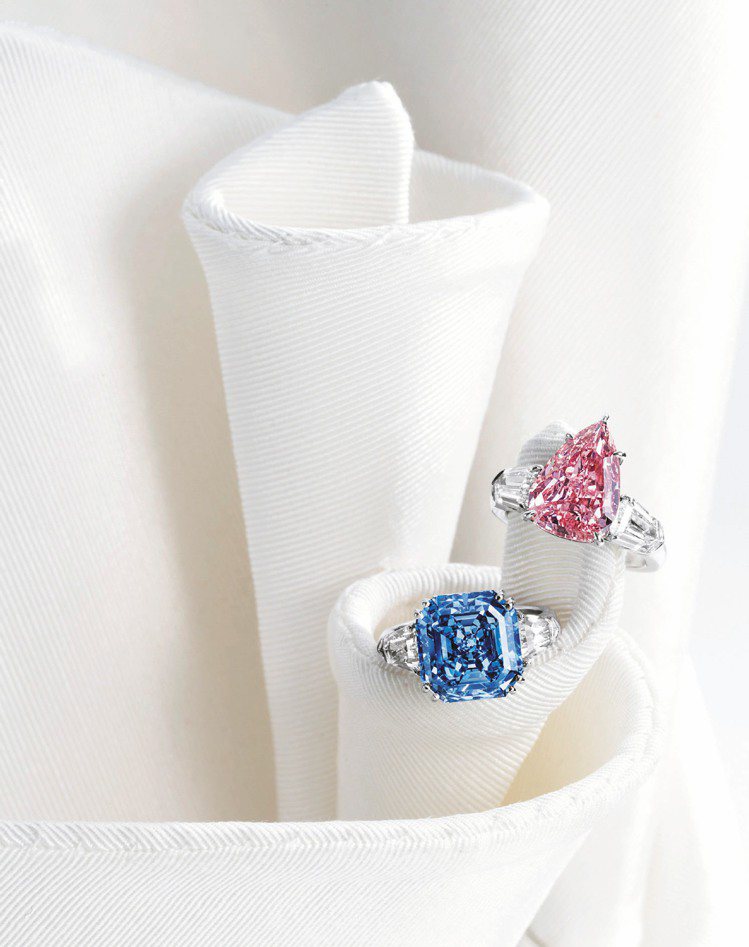 蘇富比香港春拍珠寶將來台預展，圖為梨形鮮彩粉紅鑽鑲鑽戒指(上)、方形鮮彩藍鑽鑲鑽戒指。圖／蘇富比提供