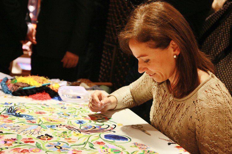 LOEWE 特別與自馬德里藝術家 Antonio Ballester Moreno 合作，創作全新風格的「馬尼拉印花絲巾」。圖／she.com.tw
