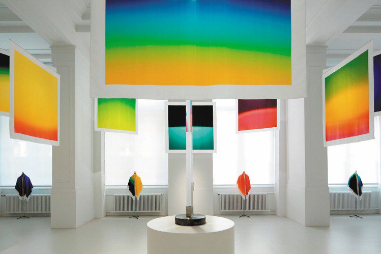 愛馬仕邀請藝術家杉本博司創作「光影的色彩」絲巾，目前在瑞士展出。圖╱HERMES提供
