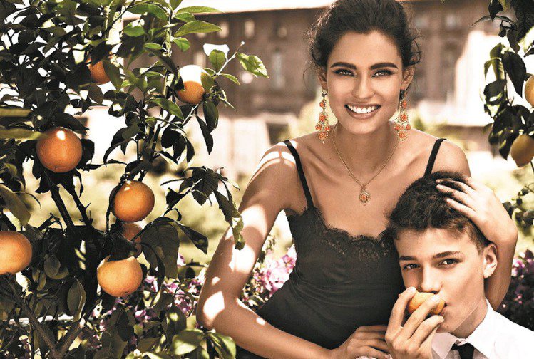 Dolce & Gabbana推出最新「Mamma」珠寶系列，由義大利超模Bianca Balti演繹。圖／摘自網路