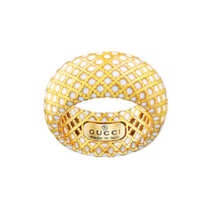Diamantissima系列白琺瑯戒指，18K黃金鏤空交織出經典菱格紋再填入琺瑯，39,100元。圖／GUCCI提供
