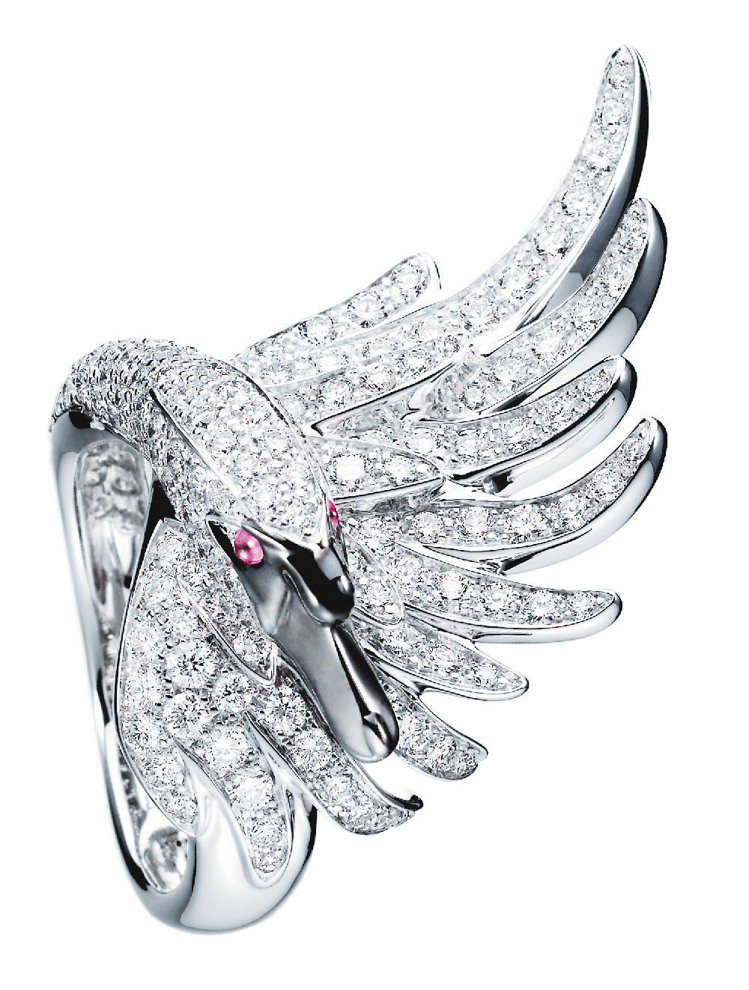 CYPRIS白天鵝戒指，鑲嵌183顆總重2.76克拉鑽石，眼睛為2顆紅寶石，82萬4,000元。圖／伯敻提供