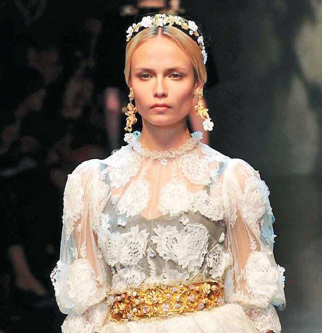 Dolce & Gabbana 秋冬飾品也誇張華麗。圖／法新社