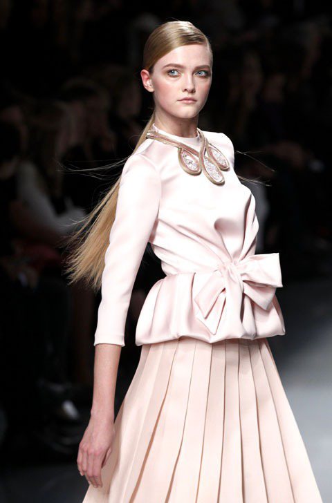Dior用大型項鍊搭配簡約柔和色調服裝，復古優雅。圖／法新社