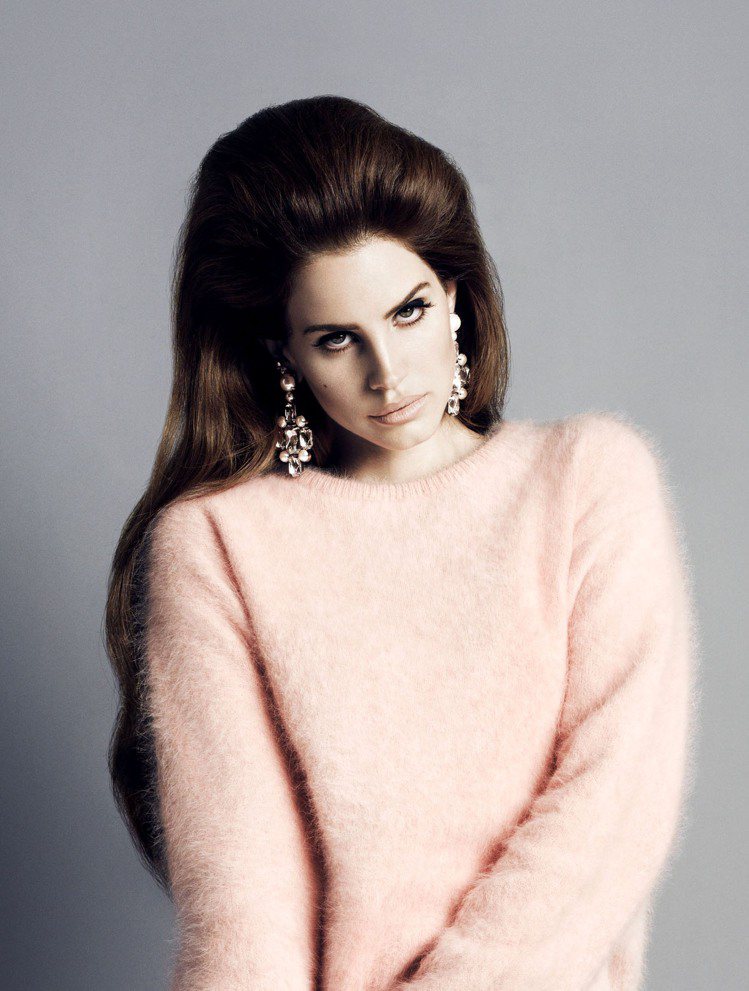 Lana Del Rey代言H&M系列，大型珠寶耳環超吸睛。圖／H&M提供