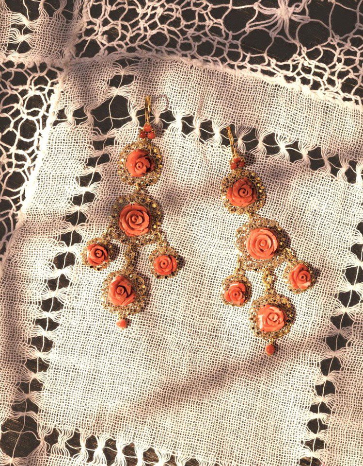 Dolce & Gabbana「Mamma」珠寶系列，運用編織黃K金和珊瑚製作。圖／摘自網路