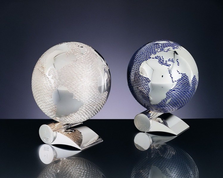 20世紀後，Christofle的創作也呼應世界大事，包括設計師Sylvain Dubuisson為98足球世界盃設計The Globe擺飾品。圖／Christofle提供
