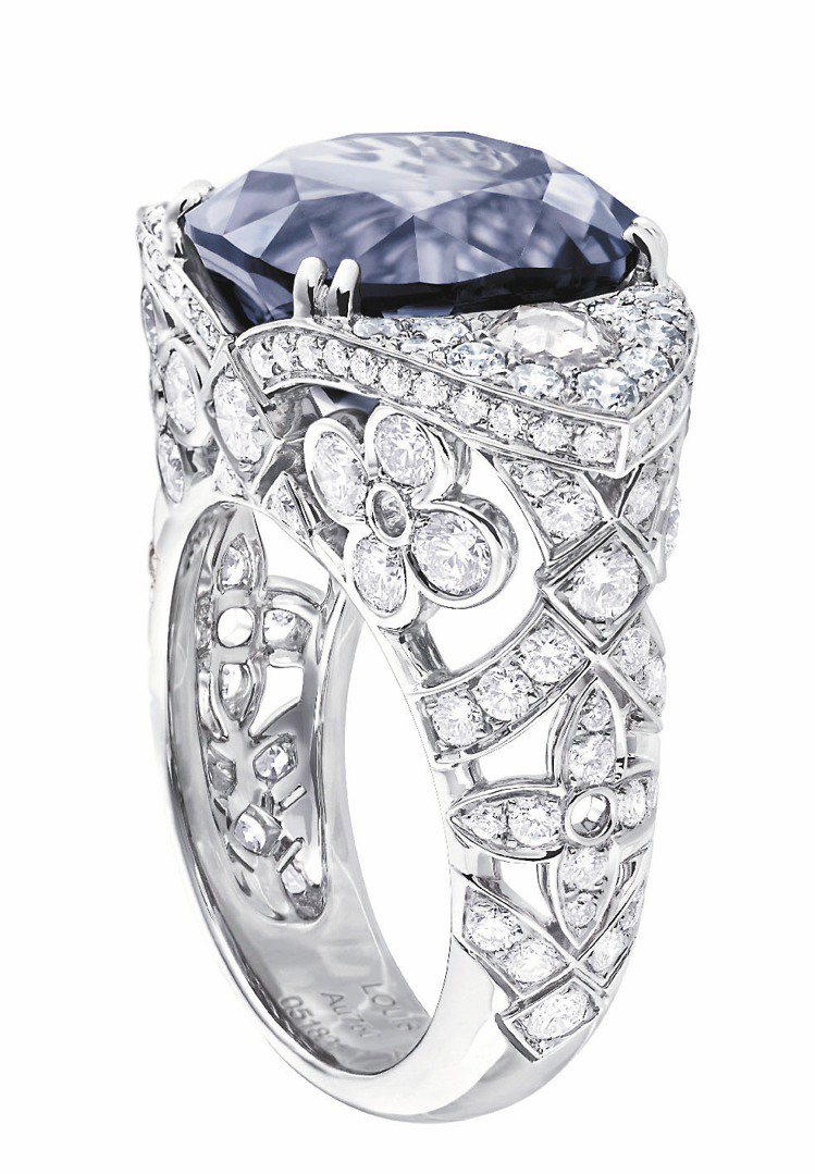 DENTELLE DE MONOGRAM 戒指，白K金鑲嵌10.41克拉灰藍色尖晶石，搭配灰鑽和白鑽，357萬元。圖／LV提供