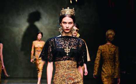 女模頭上戴著Dolce & Gabbana推出金光閃閃的皇冠，霸氣十足。圖／she.com Taiwan提供