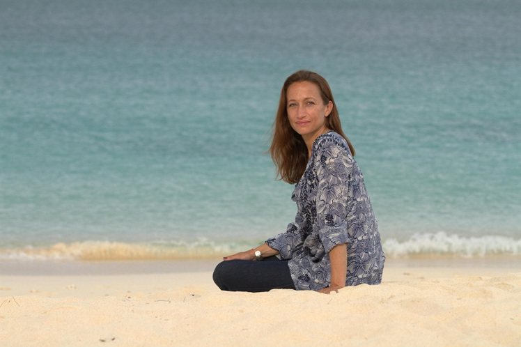 Céline Cousteau女士出身於全球知名的海洋探險世家「Cousteau家族」，擔任沁藍海洋修護系列全球代言人。圖／la prairie提供