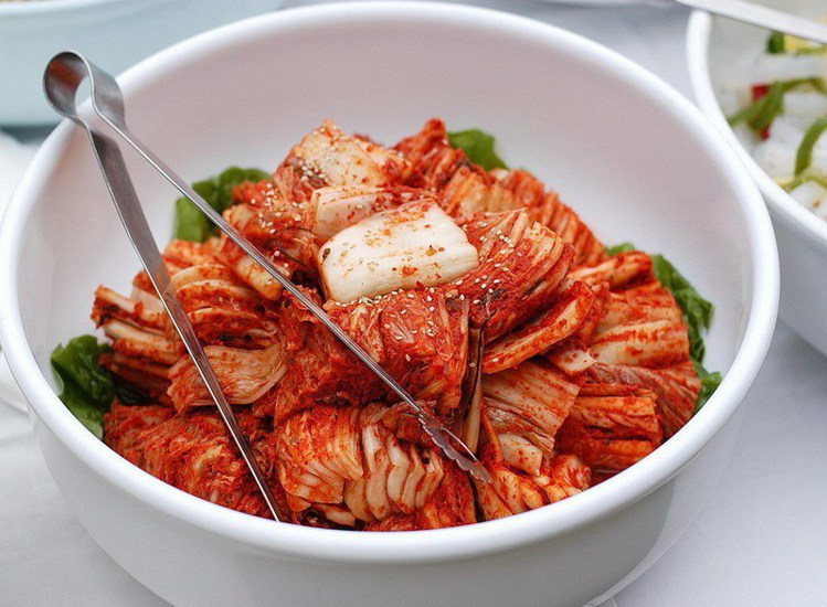 因為韓式泡菜的製作過程，使用大量辣椒及蒜頭醃製發酵，所以泡菜含鹽分不多，屬於低熱量、低膽固醇的食品。圖／she.com Taiwan提供