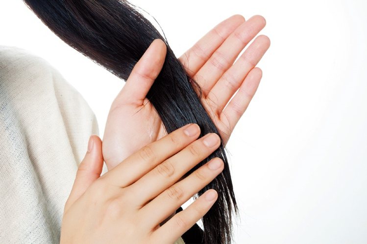 染後護髮POINT3：濕髮擦髮油修護毛鱗片。頭髮半濕時毛鱗片會大開，這時塗護髮油滲透、修護效果最好，依髮量可少量多次，分層平抹於髮上。圖／美人誌提供