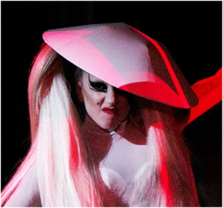 Mugler秋冬秀，Lady Gaga畫上強勢幾何線條眼線。圖／達志影像提供