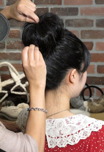 步驟4.用髮夾將突出的髮絲收乾淨。記者吳曉涵／攝影