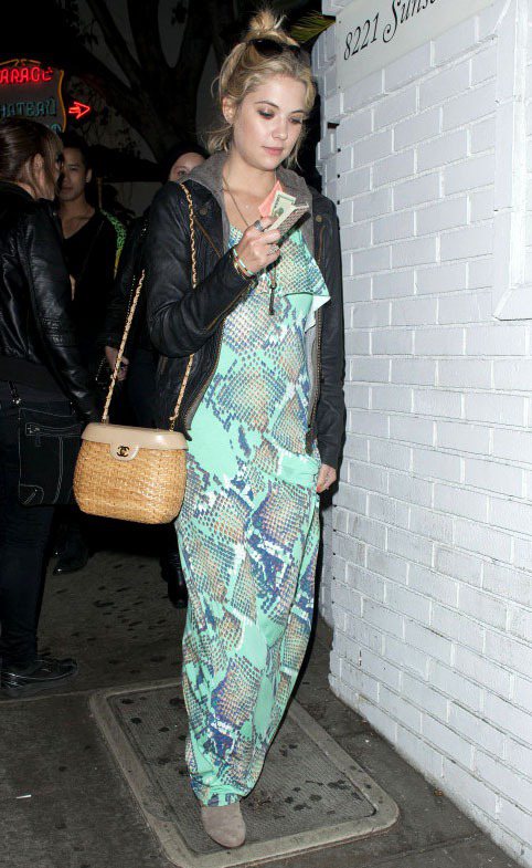 女星Ashley Benson用墨鏡搭配包頭，長洋裝和藤編小包很有度假悠閒感。圖／達志影像