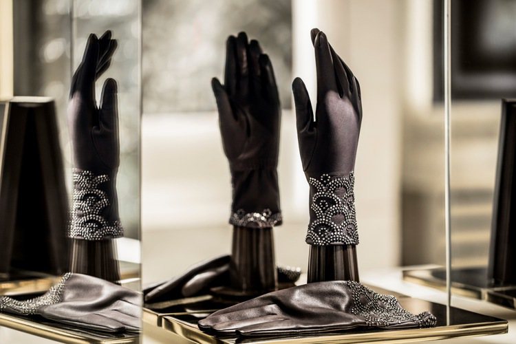 嬌蘭之家還有一個區域是專屬於香榭麗舍68號的創作作品，如芳香手套、扇子和圍巾。圖／嬌蘭提供