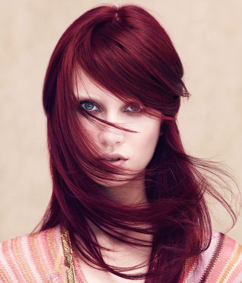 克爾特風：靈感取材自克爾特民族的熱情和豐富，以飽和的紅色和紫羅蘭色調區塊相互搭配，增加髮色強度，讓頭髮的厚度和律動明顯增加。圖／she.com Taiwan提供